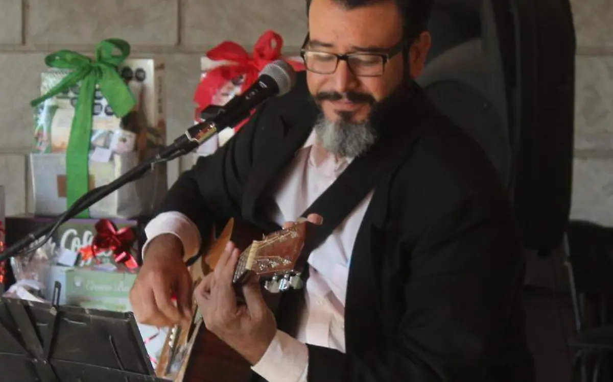 Arturo Montes Paz, cantautor.  Monsetrrat Garc_a  El Sol de San Juan del R_o.